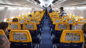 Un niño se queda sin comer durante un largo vuelo y la aerolínea sale a justificarse: "Los carros de servicio quedan atados en ese lugar"