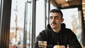 Soy técnica en nutrición y así es como bebo agua durante las comidas
