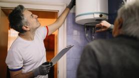 Llama a un técnico para que le arreglen la caldera y no se puede creer el proceso (y el precio) que tiene que pagar