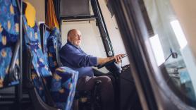 Wout, conductor de autobús, salva a dos jóvenes ciclistas varados en la nieve: "Quieres que tus hijos o nietos lleguen sanos y salvos a casa"