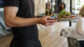 El camarero se equivoca con la comanda, se ofrece a pagarlo de su bolsillo y el cliente tiene una reacción ejemplar