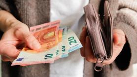 Dos estudiantes tropiezan con una cartera con 1.000 euros y lo que hacen llama la atención del ministro