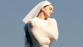 De la referencia a C.Tangana, a Trump o a su corte de pelo en A Coruña: el viaje de Rosalía en 'Reliquia'