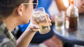 Cada vez más bares de España tienen estos carteles de aviso: una tendencia polémica que ha venido para quedarse