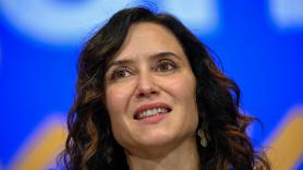 Ayuso abandona en ambulancia la misa de la Almudena tras sufrir una "leve indisposición"