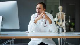 Charlotta, médica de 29 años en Finlandia, gana 6.500 euros al mes: "El objetivo es ganar más en el futuro"