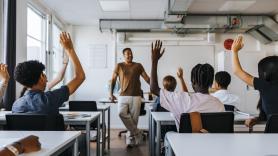 Un estudiante de expediente impecable suspende el examen clave y la madre sospecha del plan del profesor