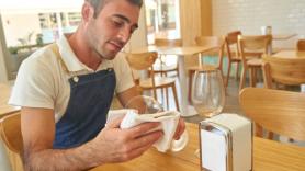 Un joven artista de Sevilla ha hecho de las servilletas su lienzo más personal: "Ha sido espontáneo"