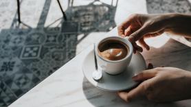 Quieren imponer una multa de 200 euros a una mujer por tirar un café y contraataca después del momento de shock