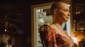 El idilio de éxito entre Emma Stone y Yorgos Lanthimos llevado al extremo con aliens y conspiranoicos en 'Bugonia'