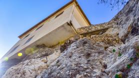 Un ingeniero mecánico se quiere preparar para las crisis que vendrán y construye su salvación dentro de una roca