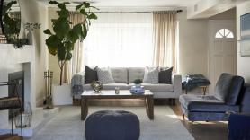 La mesa de centro no tiene que estar en el centro: el nuevo espacio que dará un lavado de cara a tu salón