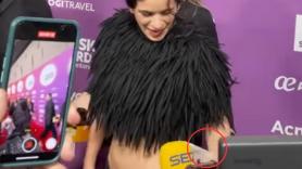 Se ve claramente lo que le dan en la mano a Rosalía durante la alfombra roja de LOS40 Music Awards Santander 2025