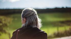 Elizabeth, 59 años: "Busco trabajo, temo que mis canas ahuyenten a las empresas pero me niego a teñirme"