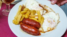 Pide huevos fritos con patatas y chistorra y cuando le llevan el plato suelta una frase que ya es historia del cuñadismo