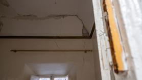 Ahórrate un dineral en obras con el truco rápido y sencillo para disimular una grieta en el techo