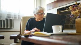 Sultana, de 95 años, logra su título de enfermería: "Quería aprender, no quedarme sin educación y ayudar a los demás"