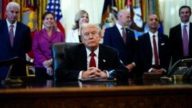 Una experta en protocolo resume como nadie la fotografía de Trump que está dando la vuelta al mundo