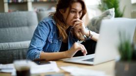 Una joven de 23 años se saca el graduado en Finanzas y la primera propuesta de trabajo cabrea a la familia: "Vivimos en un mundo patas arriba"