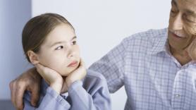 Un psicólogo pide a los abuelos dejar de decir estas frases a sus nietos con aviso especial a padres incluido