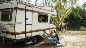 Una pareja se va a vivir a una autocaravana casi como una broma y la broma ya ha durado algo más de un año