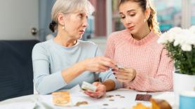 Lieke, de 43 años, la "pobre hija" de la familia: "Gano 6.500 euros al mes, pero mis padres ricos no lo saben"