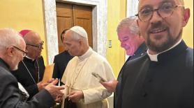 La historia tras la imagen del papa León XIV posando con un cuadro de la señal que indica León a 14 kilómetros: "Salió de él hacerse esa foto"