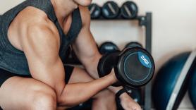 Presenta un certificado médico para evitar manipular cargas, le pillan levantando pesas en el gimnasio y el despido es fulminante