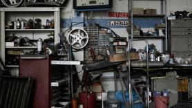 El dueño de un taller mecánico usa su local comercial para dormir y los vecinos del municipio saltan: "Tiene una casa, pero le gusta dormir aquí"