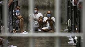 Los migrantes venezolanos enviados a la megacárcel de Bukele denuncian torturas y violaciones