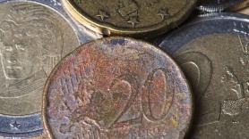 Un hombre consigue una moneda especial de 20 céntimos de una máquina de café y los que la ven sentencian: "Quédatela... Por favor"