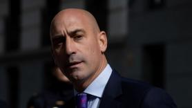 Intentan agredir a Luis Rubiales durante la presentación de su libro