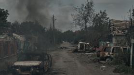 Los soldados rusos sacan las motocicletas para avanzar a este punto clave de la guerra cubiertos por la niebla