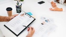 Carly, gestora de proyecto de 32 años tras 700 solicitudes buscando trabajo: "He visto casos en los que se han eliminado puestos por completo"