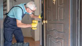 Un cerrajero explica por qué cobran más caro un domingo por la tarde y hay división de opiniones