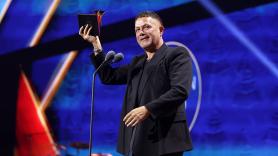 Alejandro Sanz escucha al público al recibir el Latin Grammy y rápidamente le suelta este comentario a Bad Bunny