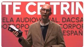 Recibe un premio Lola Gaos y le hace este comentario a la cara al presidente de la televisión pública valenciana