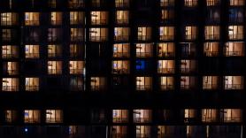 Un joven relata su sistema para limpiar las persianas por fuera en un piso sin balcón