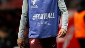 Listas negras que prohíben comprar entradas, denuncias e IA: así combate la FIFA el ciberacoso en el fútbol