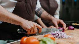 Un chef vivió en la calle durante año y medio y la comida china de un desconocido le acaba cambiando la vida: "Me sorprendió con ese gran regalo”