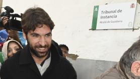 Cayetano Rivera asegura que su accidente fue a causa de un despiste y denuncia "acoso mediático": "Fui a coger el mando y ya está"