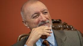 Arturo Pérez-Reverte cuenta lo que le ha pasado en un taxi en otro país y alerta: "Calculen lo que tardará en ser obligatorio eso en España"