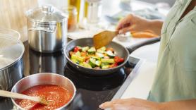 Una ingeniera alimentaria avisa sobre lo que todo el mundo hace en la cocina y en realidad esparce bacterias