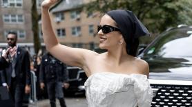 Una visita inesperada hace que Rosalía salga corriendo en mitad de una entrevista y se desatan los comentarios