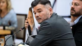 Un analista político ve lo que estaba haciendo un chico joven con la intervención de Rufián: su conclusión es clara