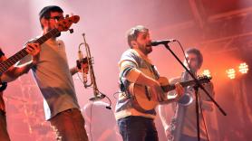 Detrás del hito histórico de Oques Grasses, el grupo que ha igualado las 220.000 entradas de Coldplay cantando en catalán