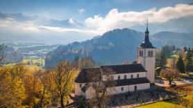 Pau Clavero, influencer, tras visitar un pueblo en el que pagan más de 25.000 euros por vivir, bajo condiciones: "Una casa vale menos que en Madrid o Barcelona"