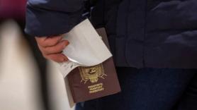 Reserva el viaje, llega al aeropuerto y le impiden embarcar: una británica pierde 1.000 euros y su 50 cumpleaños en Benidorm por una sobre los pasaportes que muchos turistas desconocen