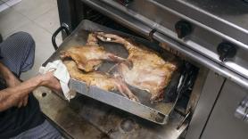 Macario, carnicero: "Probablemente el cordero llegue a los 25 euros el kilo. Es un disparate"