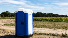 Se habla de "despropósito" tras la amenaza de multa a un agricultor en O Ribeiro por no instalar un baño portátil en una finca de 500 metros cuadrados